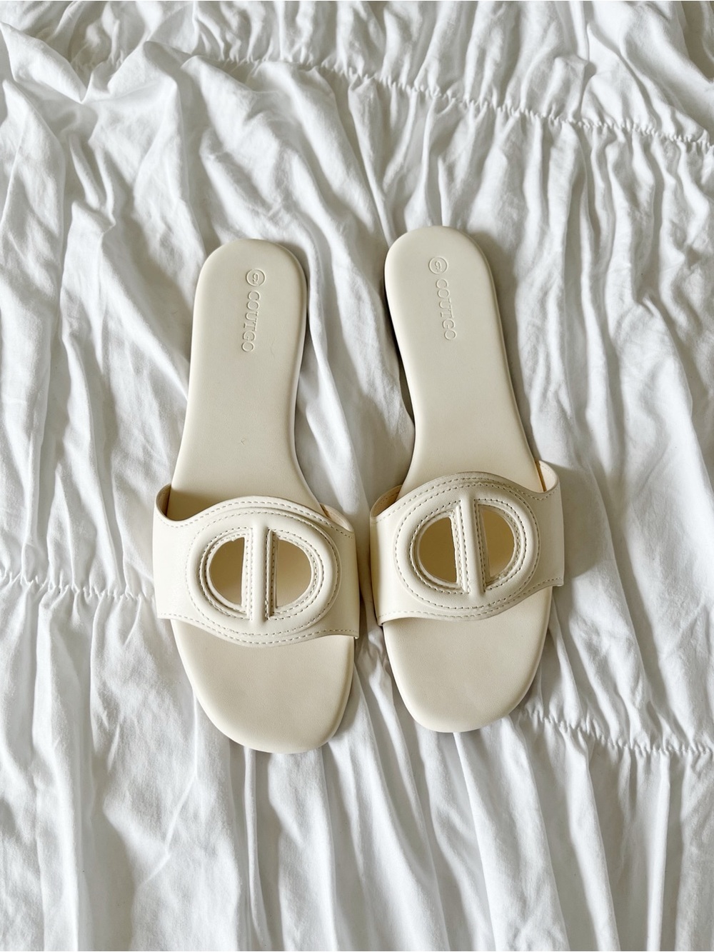 NWT AMAZON COUTGO Ivory Slide Sandals Size 9
